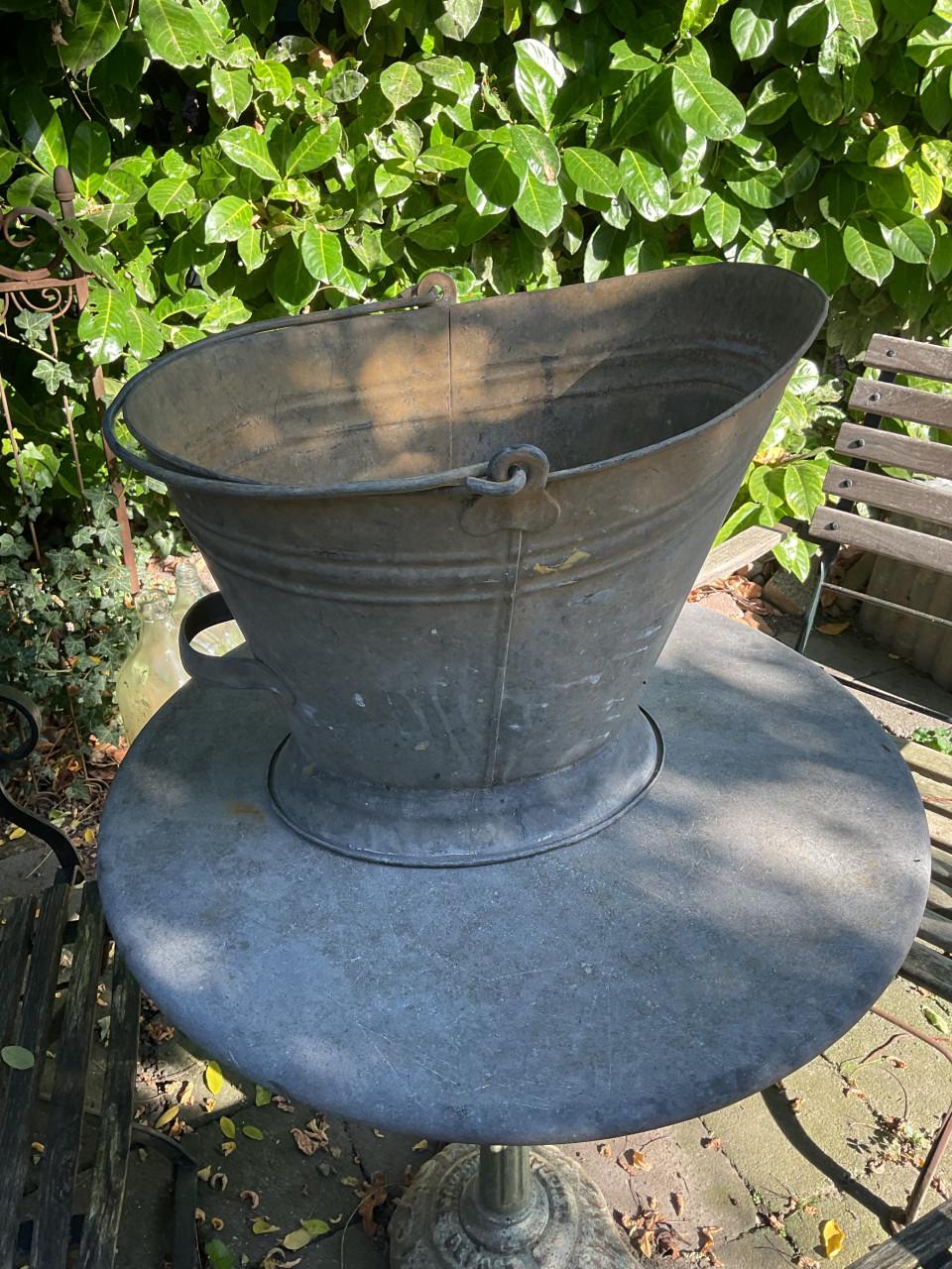 Oude zinken kolenemmer