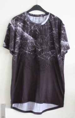 Zwart shirt met print en opliggende leters maat xl