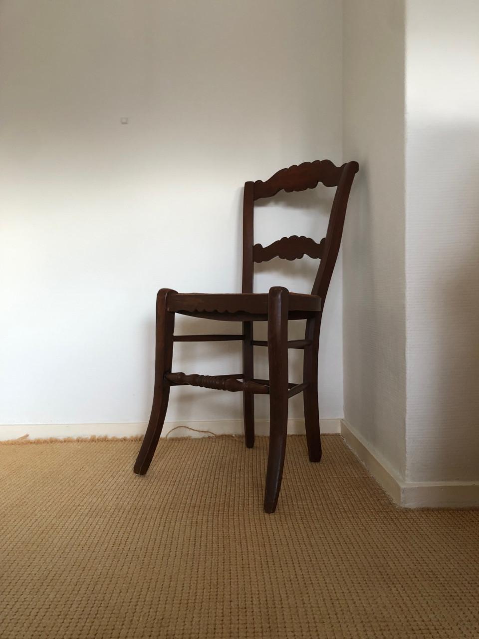 Antieke houten stoel met rieten zitting