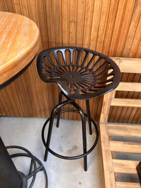 2 krukken en bartafel