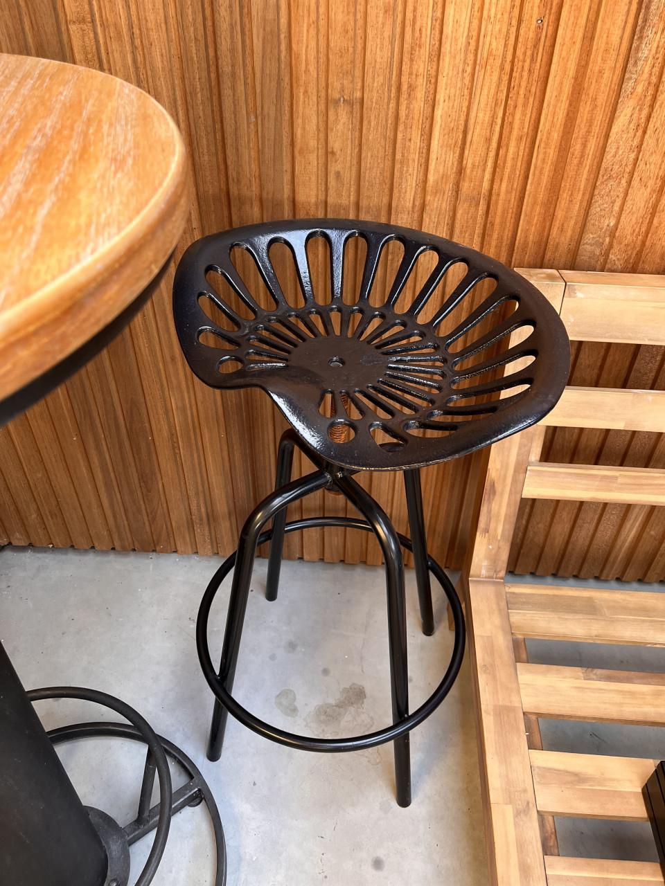 2 krukken en bartafel