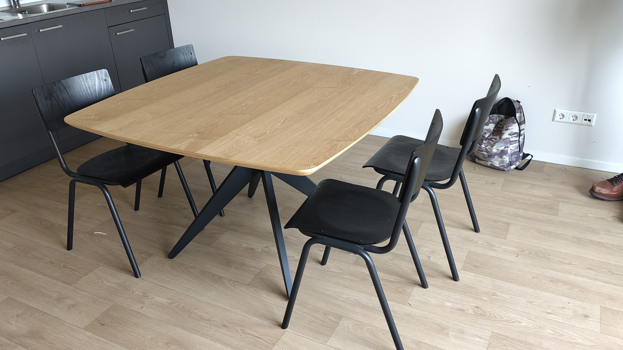 Eethoek, blank hout, zwarte stoelen