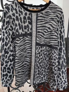 2 leuke damestruien mt M panter & roze