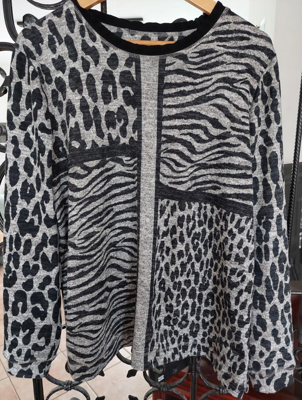 2 leuke damestruien mt M panter & roze