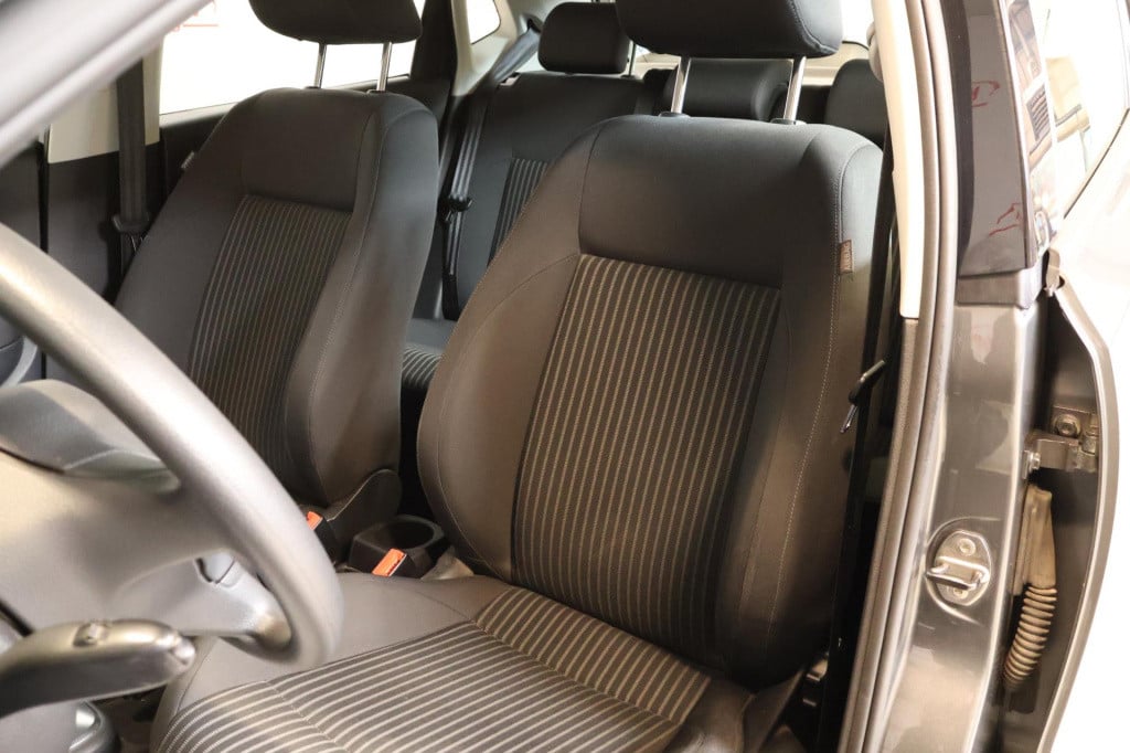 Volkswagen Polo 1.4-16v highline, pdc achter, trekhaak, el ramen, nw distri
