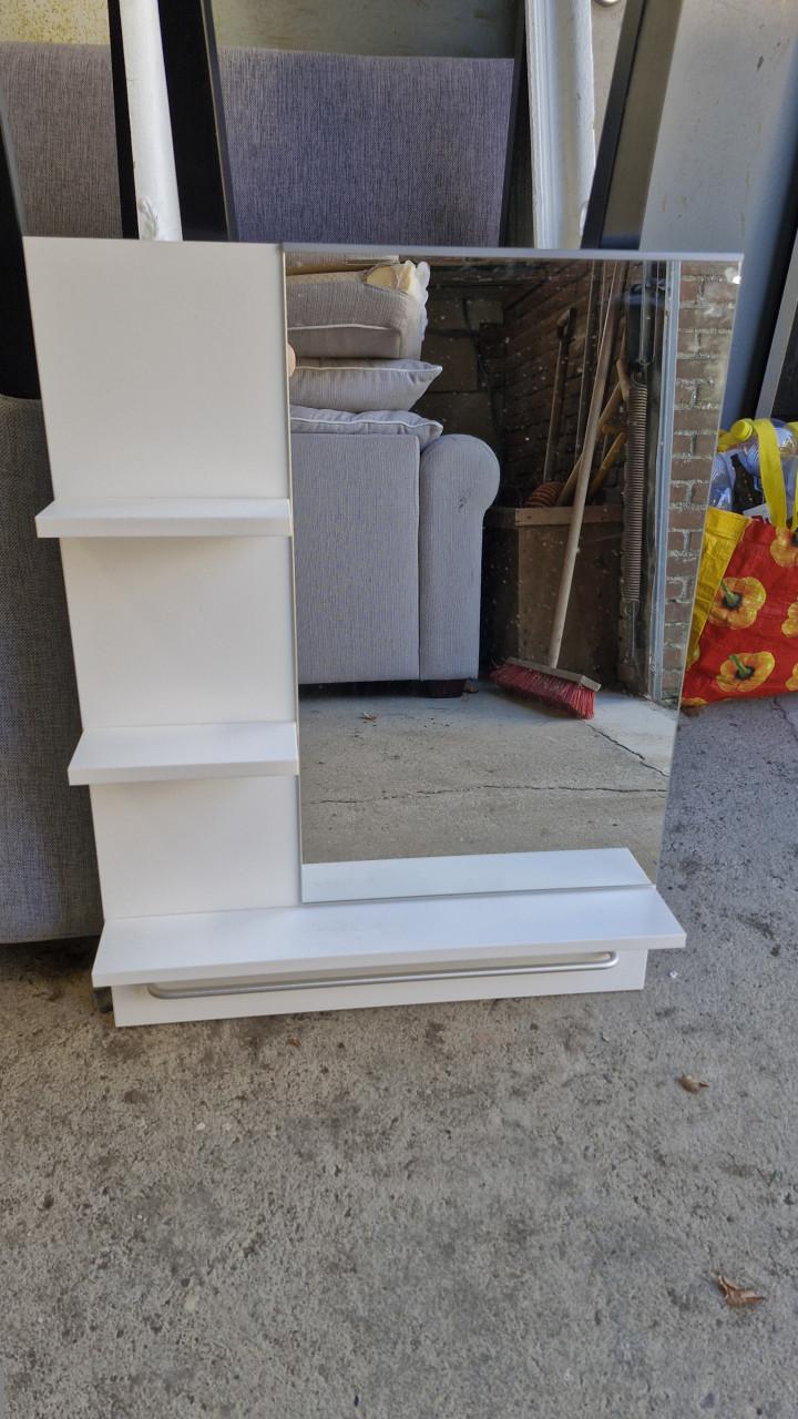 Gratis ikea set (spiegel + smal kastje)