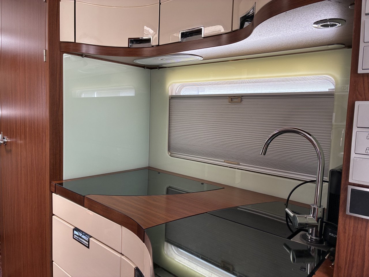 Hymer S840 Mercedes Automaat 58.000 km. Levelsysteem Queensbed + Hefbed