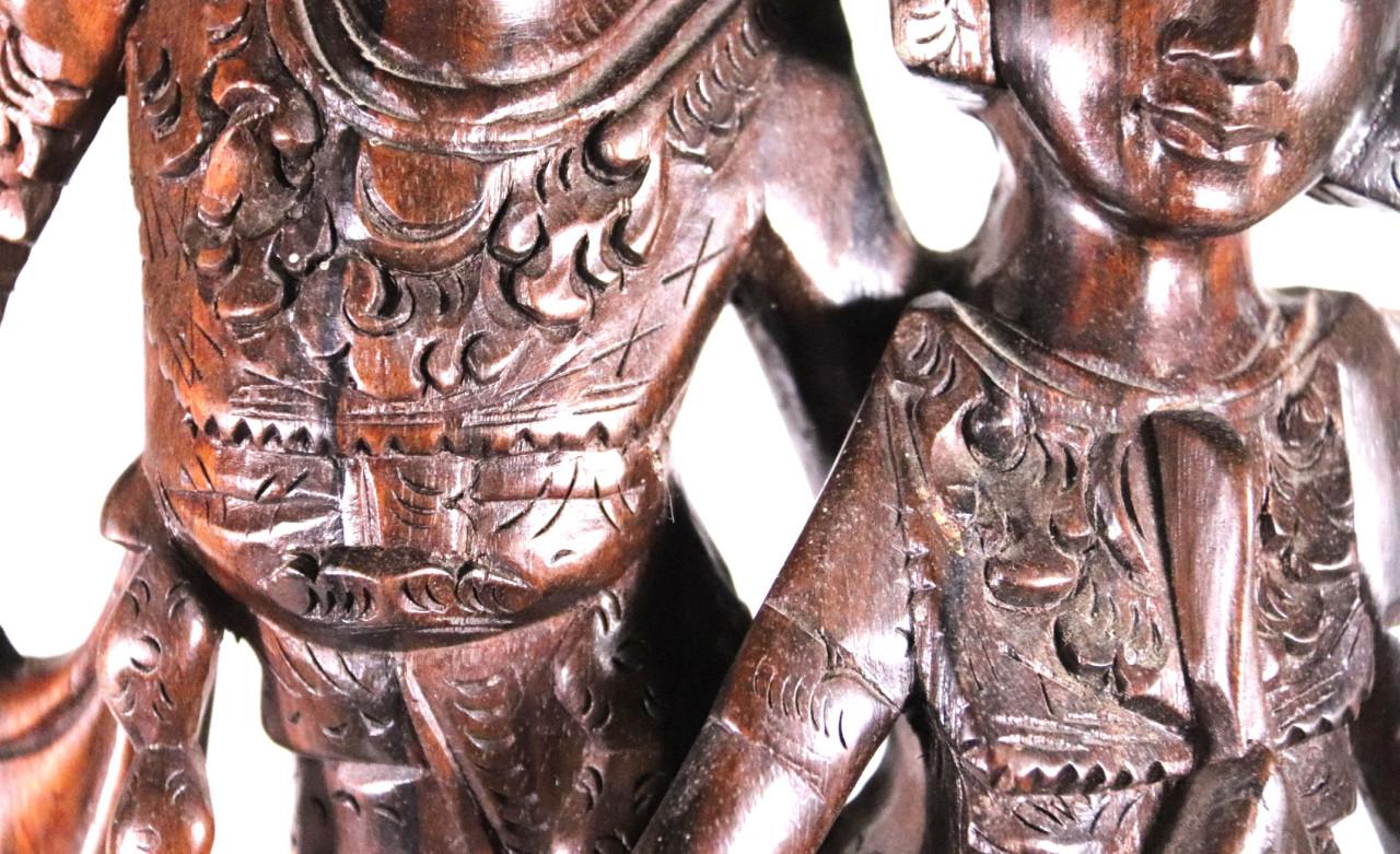 Vintage Handgesneden Beeld van dansend Echtpaar