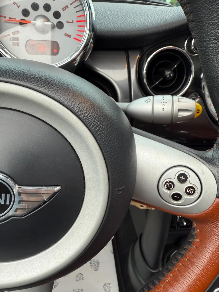 Mini Cooper Cabrio 1.6 - sidewalk