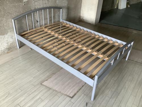 Bed 140x200cm metaal. Met 2 lattenbodems van 70x200cm