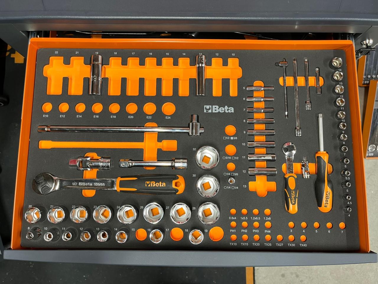 Beta gereedschapswagen gevuld