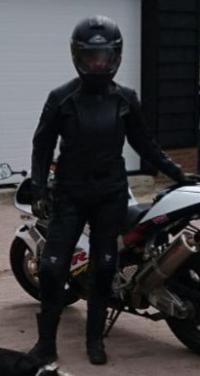 Leren damescombi compleet met helm en laarzen.