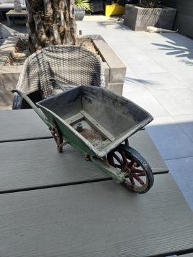 Decoratieve vintage kruiwagen - plantenbak van kunststof