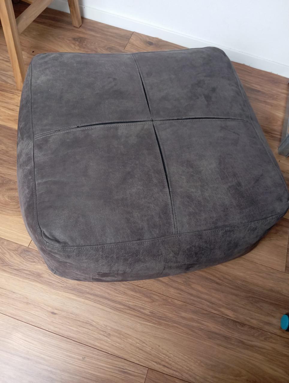 Kasten, fauteuils, lamp, poef, matras