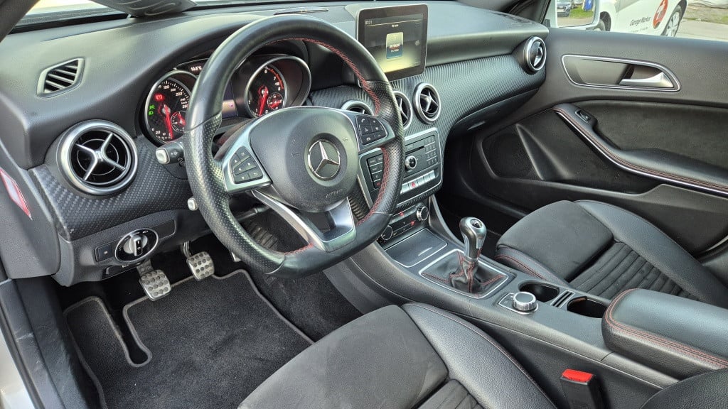 Mercedes-Benz A-Klasse 180 bus.sol amg*led*navi*stoelvrw*18 inch*leder*zwar