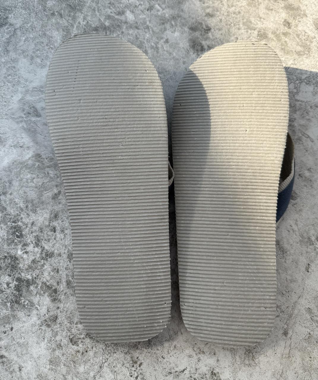 2 paar NIEUWE slippers. Sandaaltjes. Mt 42. Zwarte Passen ook voor 51.
