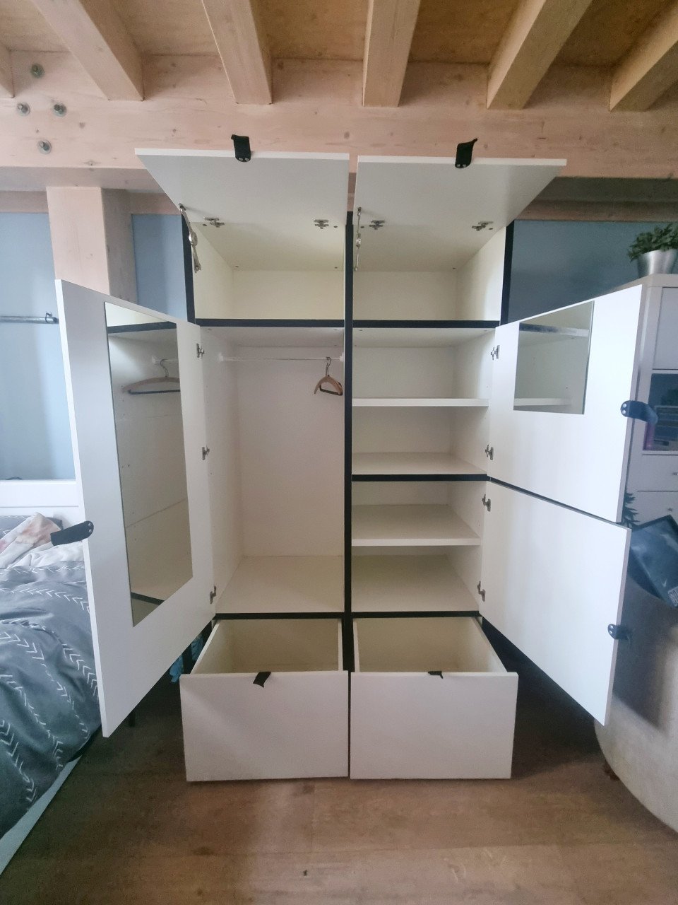 Degelijke, stoere kledingkast “Odda” van Ikea