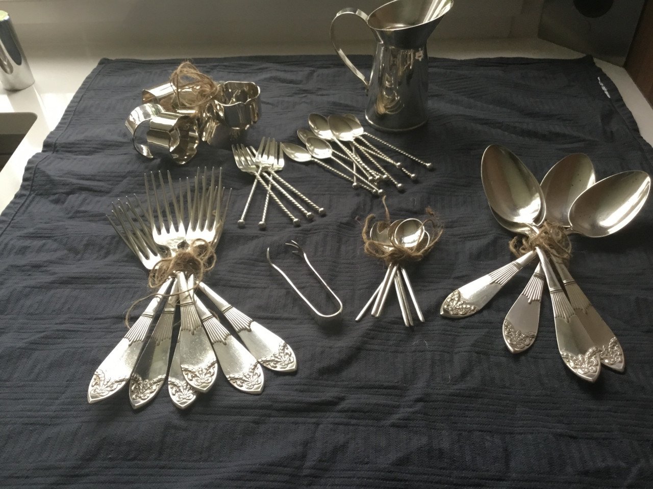 Bestek, kannetje/ lepels,/ vorken. ( brocante)