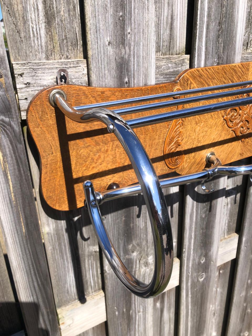 Vintage eikenhouten wandkapstok met chromen stangen en haken
