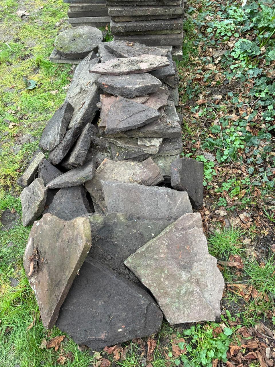 Circa 4 vierkante meter natuurstenen tuintegels