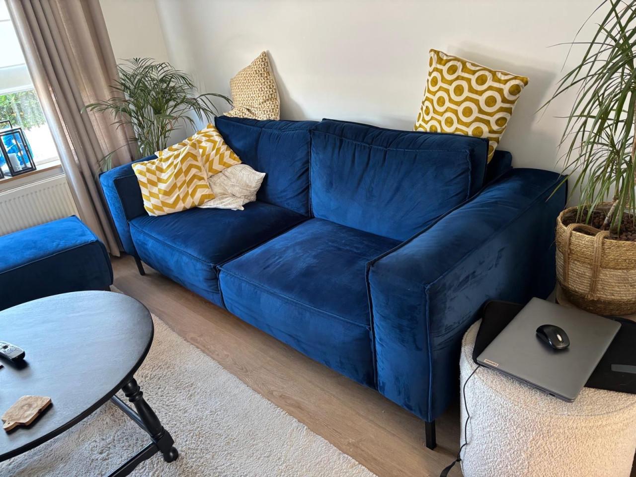 Mooie blauwe bank incl poef