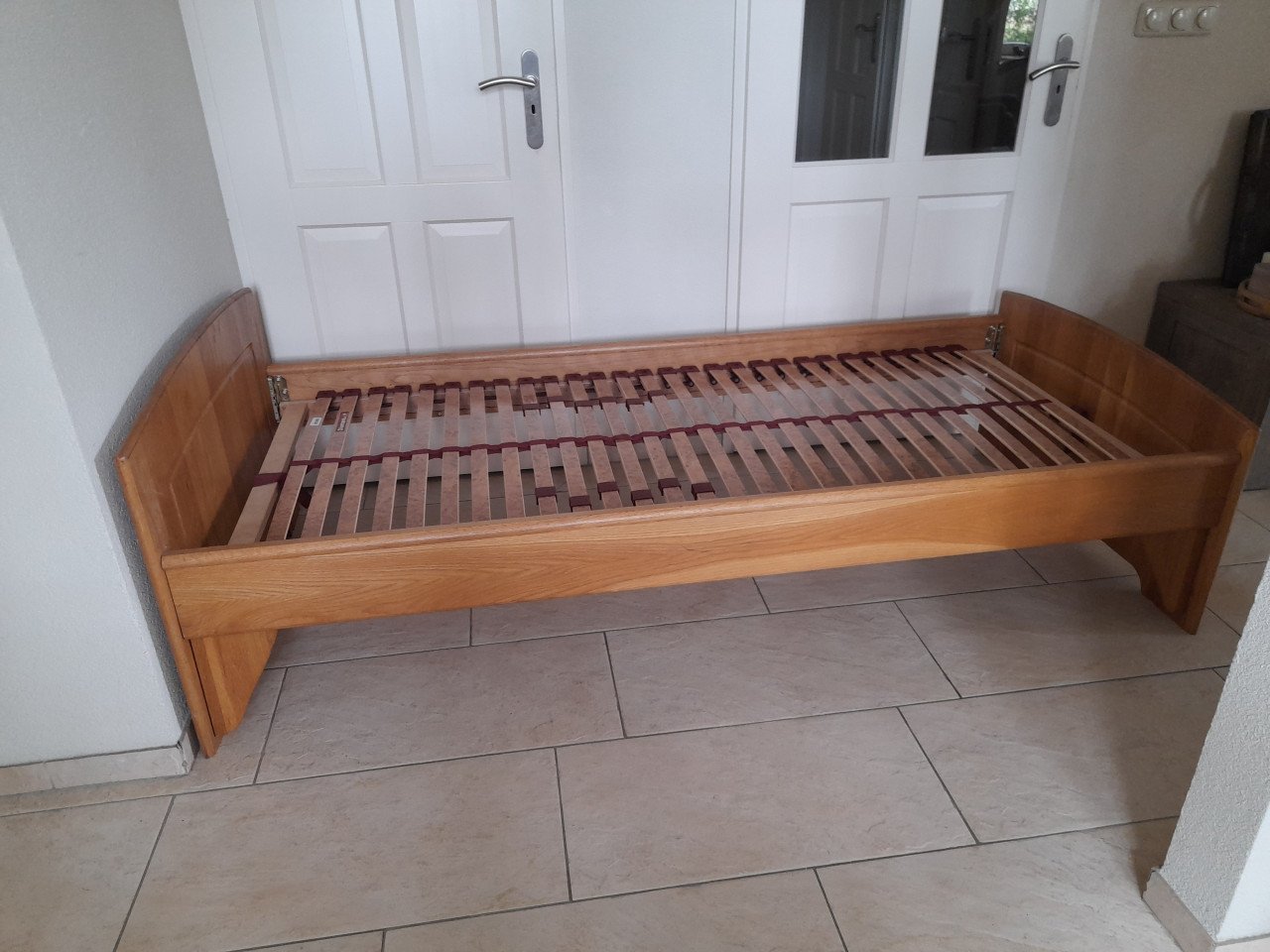Massief houten 1 Persoons bed 90 x 200 (in goede staat )