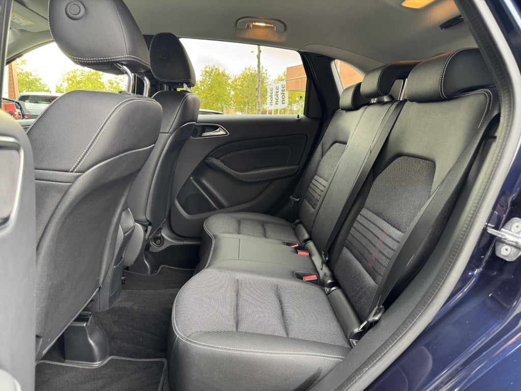 Mercedes-Benz B-Klasse 200 ambition automaat, nl-auto trekhaak uitklapbaar!