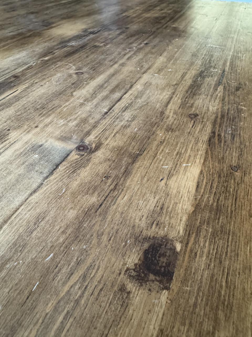 Robuuste eettafel met metalen poot