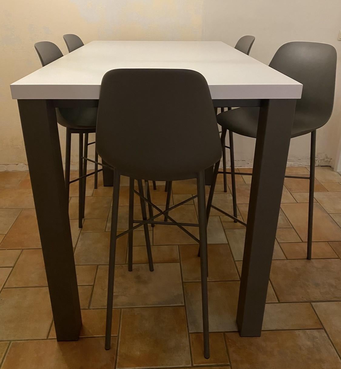Tafel met stoelen