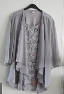Grijs shirt met print en vest in 1 maat 52