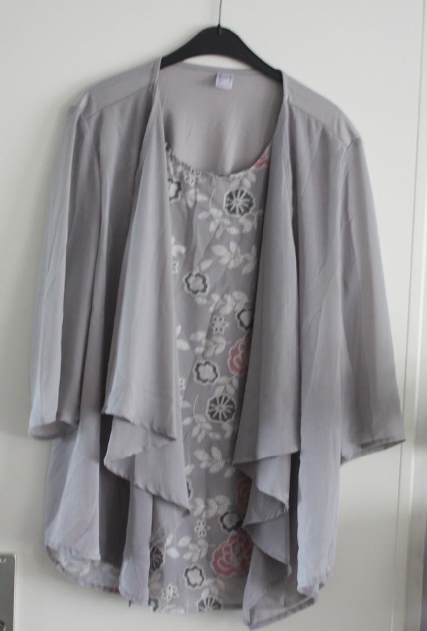 Grijs shirt met print en vest in 1 maat 52