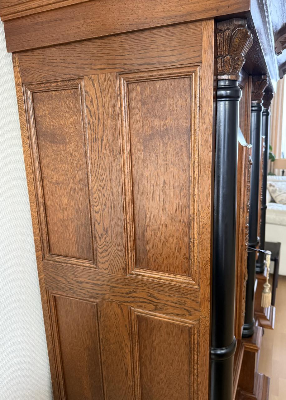 Originele Massief Eiken Kolommenkast. Origineel keurmerk in achterwand.