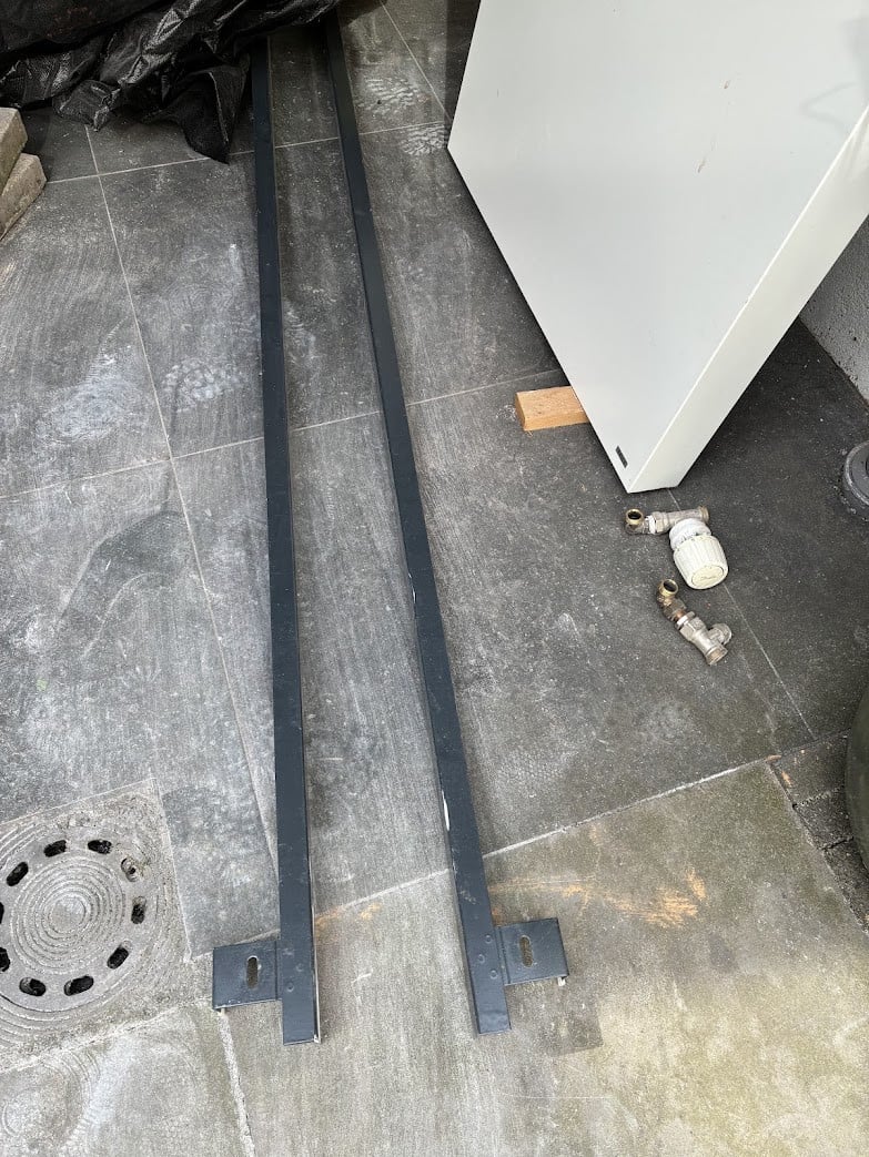 Mooie hang radiator met onderdelen te koop