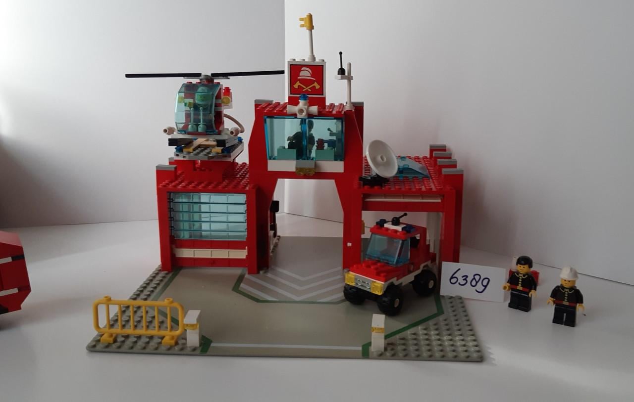 Lego Classic Town 6389: brandweerkazerne + heli, spuitwagen, brandweerauto