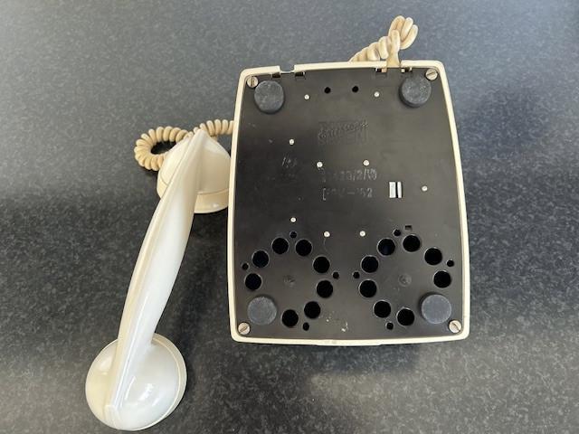 Oude PTT telefoon, met draaischijf.