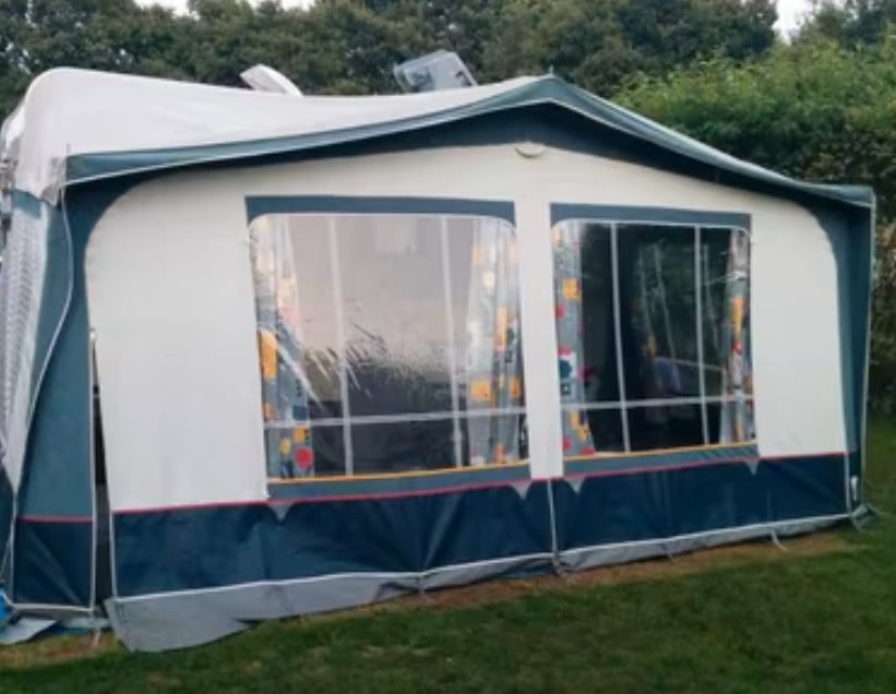 Mooi gezinscaravan Adria 440 , 1993 met orrigineel stapelbed, Tent ,uitbouw