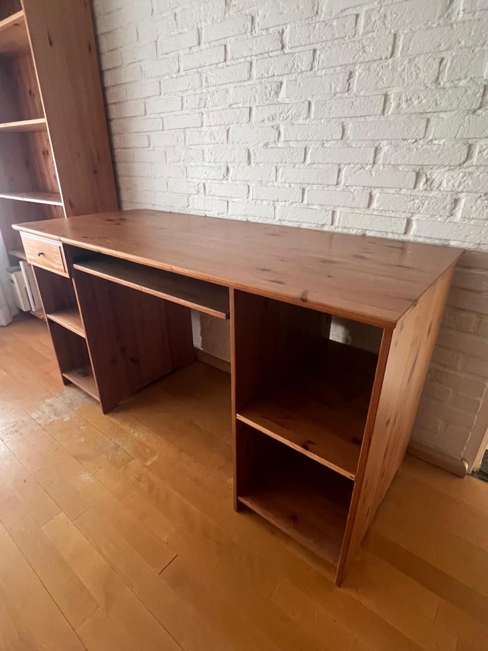 Bureau met lade en opbergruimte