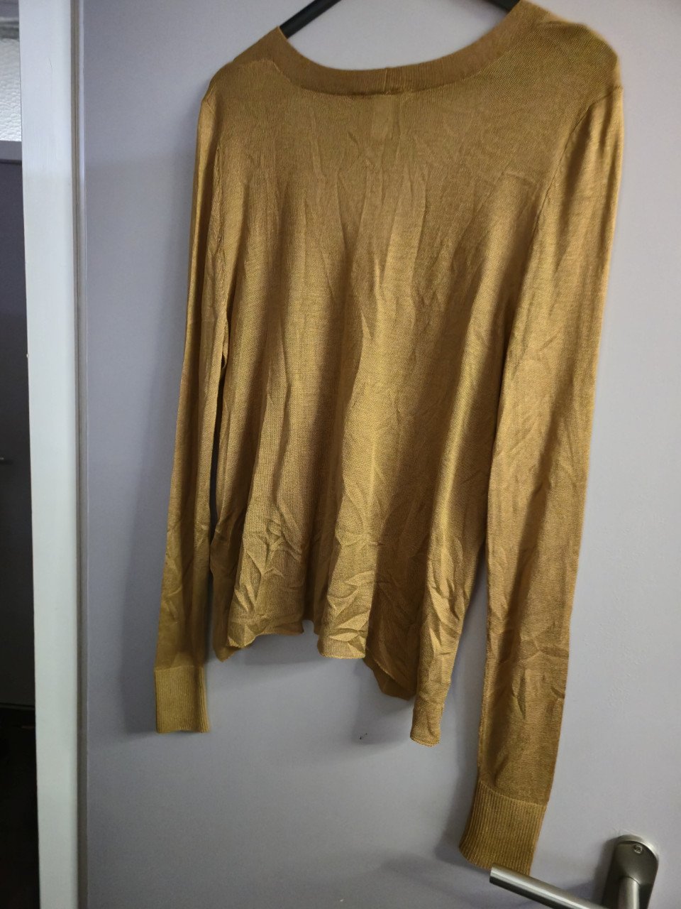 Dunne goudkleurige pullover H&M Maat M Lange mouwen en v-hals.