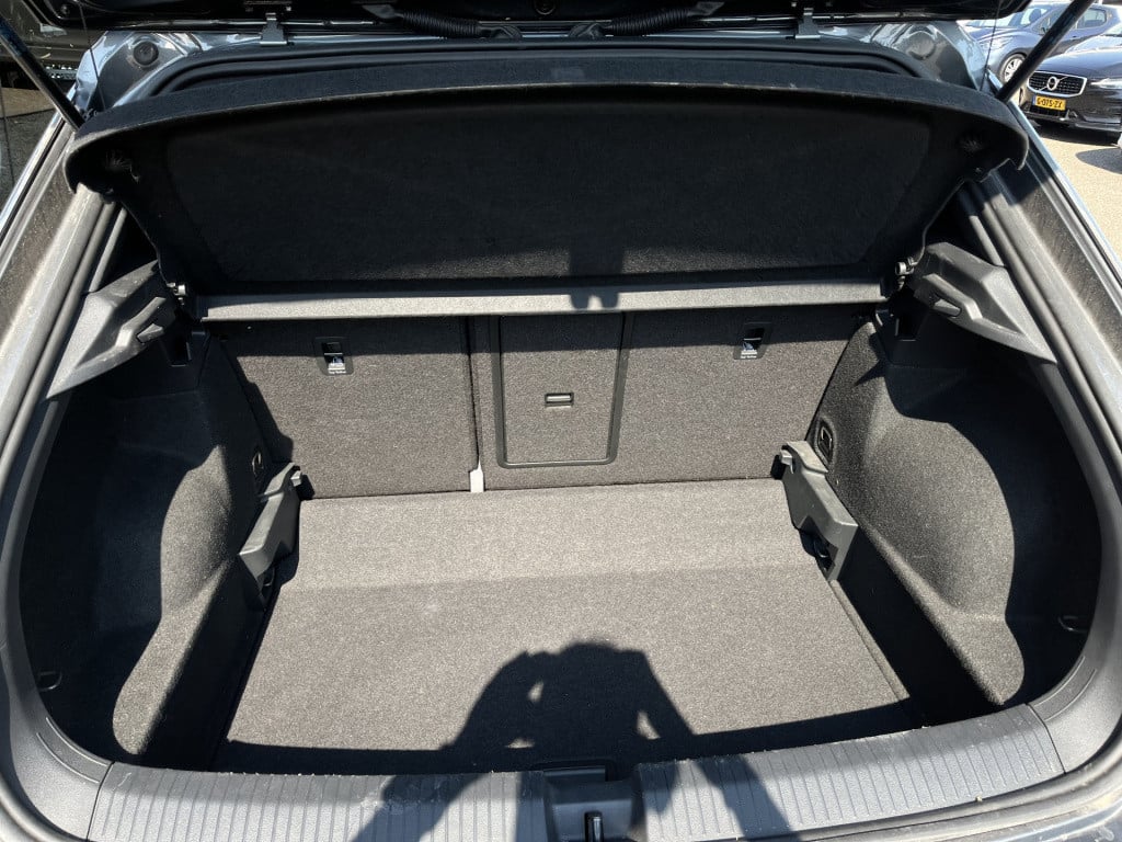 Volkswagen T-roc 1.5 tsi r-line dsg aut | pano | 19'' lmv