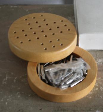 Houtenspel met metalen pinnetjes