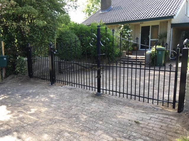 Inrijpoort 400 cm breed kleur zwart.