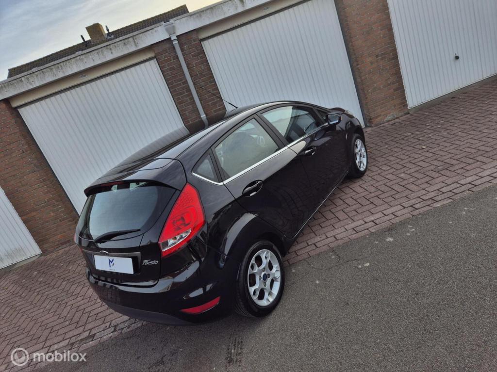 Ford Fiesta 1.25 titanium / dealeronderhouden / voorruitverwarming / stoelv