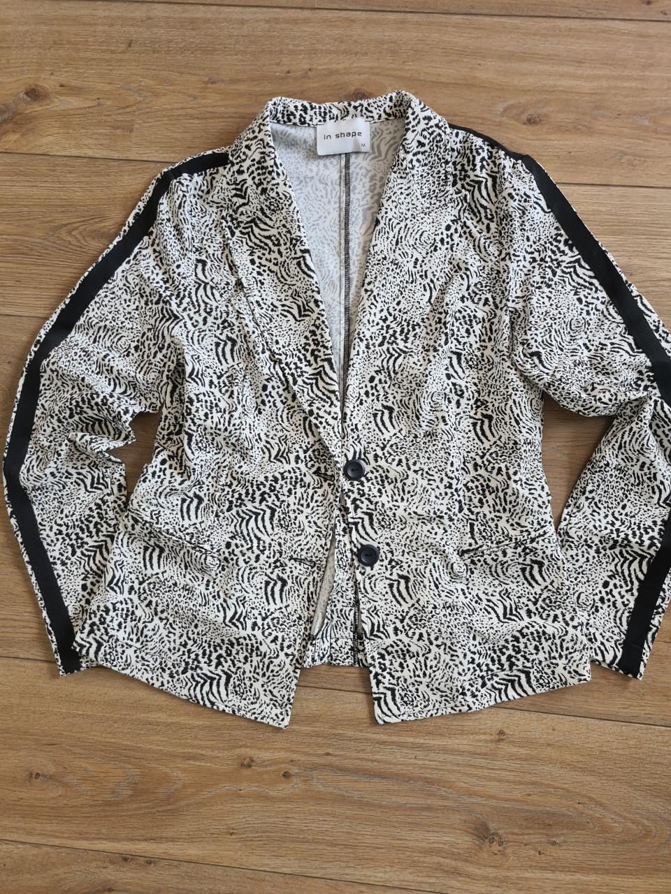 Stijlvol zwart-wit colbertje van het merk In Shape in maat M.