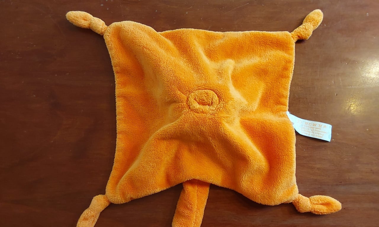 Dikkie Dik knuffeldoekje met rammel en kraak van het merk Happy horse