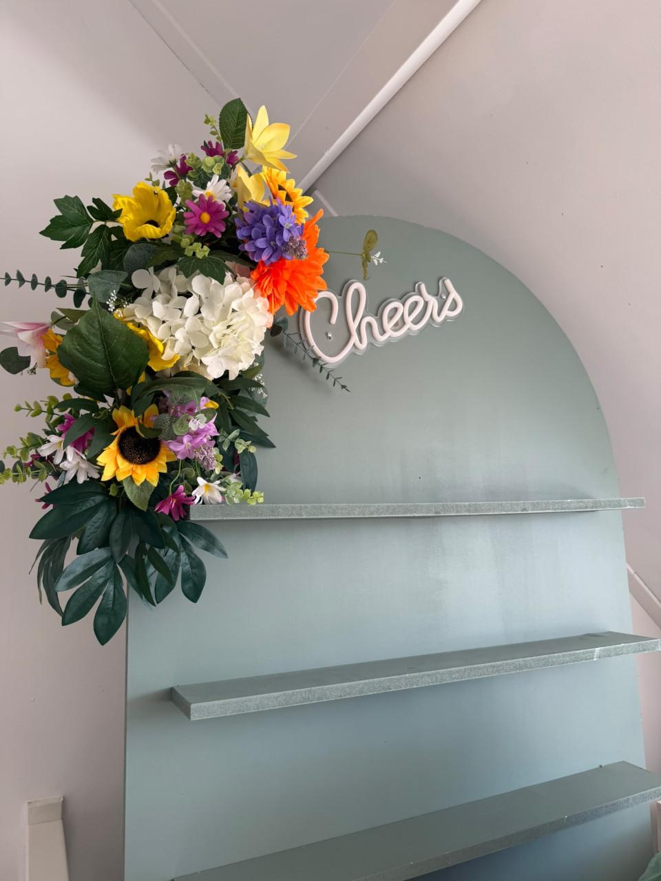 Handgemaakte bedankjes display/champagne wall - eyecatcher op bruiloft!