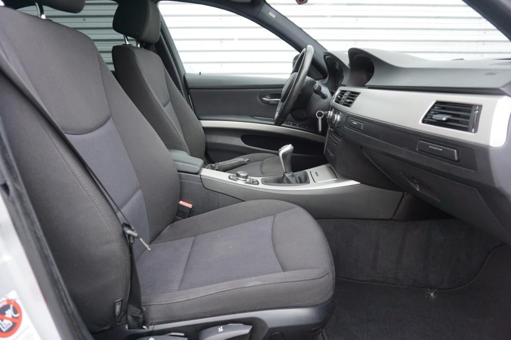 BMW 3-serie 316i business line airco / navi / cruise / carplay / parkeers. 