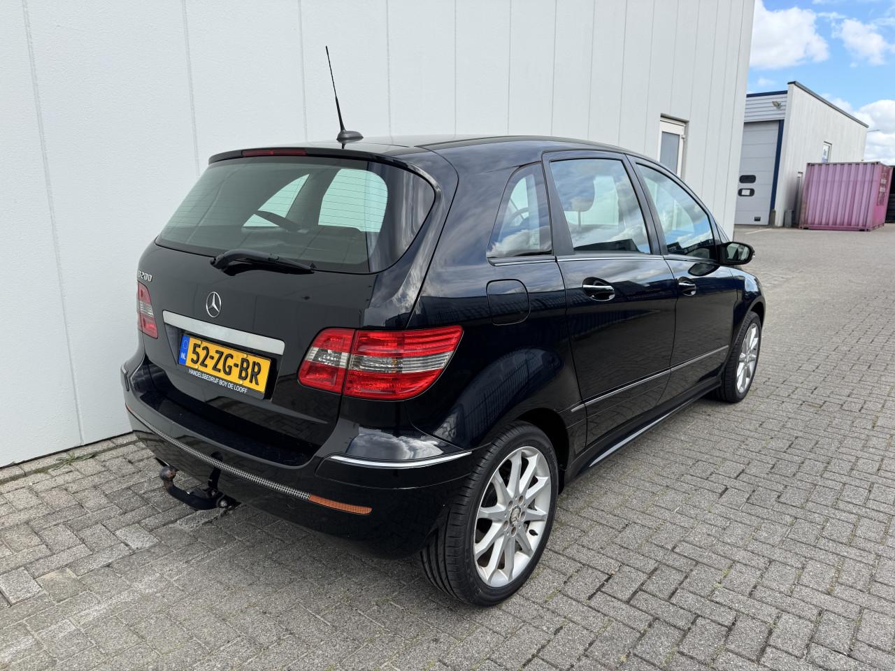 Mercedes B200 met 4 nieuwe banden en vol jaar apk!