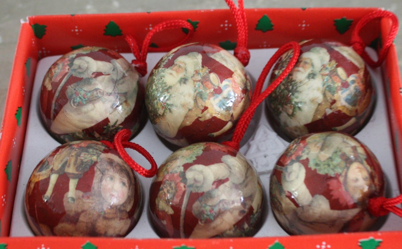 Set van 6 kleine  kunststof kerstballen met vintage print