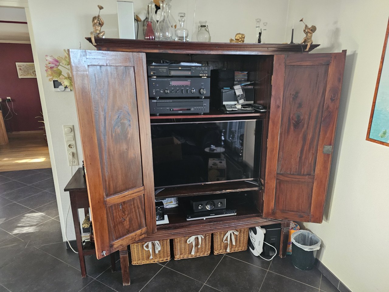 Koloniale TV kast