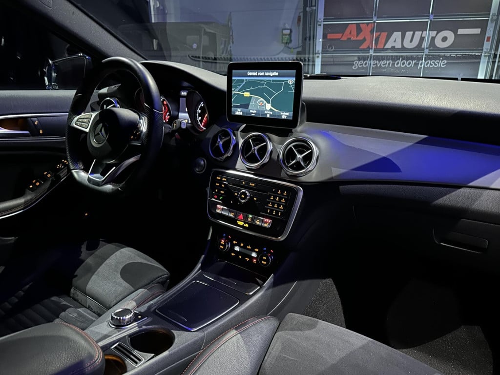Mercedes-Benz Gla-klasse 180 business solution amg *camera*trekhaak*